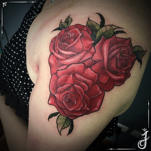 Rosas Tradicionais • tattoo #tatuagem #tatuagemfeminina #rosa #rosatattoo #rose #rosetattoo #rosas #roses #shouldertattoo #flower #flowertattoo #flor #flortattoo #neotrad #neotradtattoo #neotraditionaltattoo #neotraditional #neotradicional #tattoodo #tattoodobr
