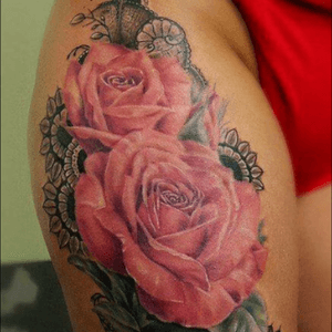 Love the pop of how real it looks. Just like a painting. #artwork #flowers #flower #mandalastyle #colortattoo #roses 