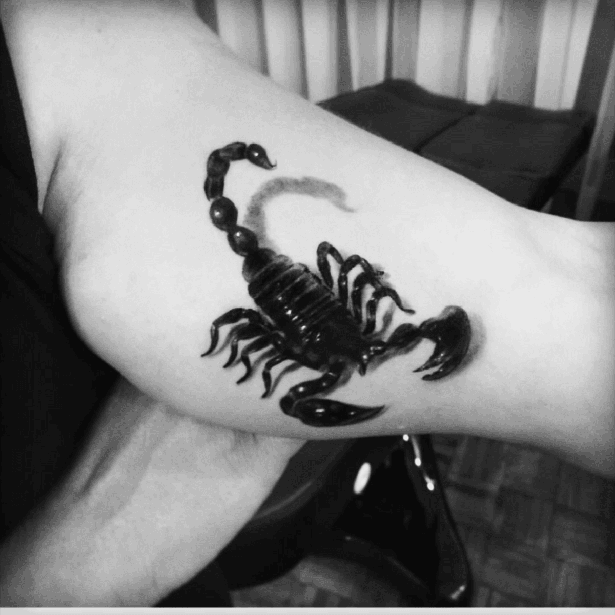 Скорпион тату маленькая на ноге