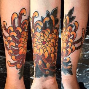 ⚡️Le chrysanthème de l'incroyable @lilyobviously 😘⚡️- et toi, #tuveuxdutattoo ?-#tattoo #tattoos #tatouage #tatouages #ink #inked #art #lunderskin #lamaisonclosetatouage #paris #16eme #chrysanthemum #chrysanthemumtattoo #chrysantheme #cover #tattoocoverup #coverup #inkedwoman #japanese #japanesetattoo #nofilter