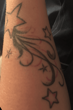 Shooting star tattoo on my left arm in memory of my great grandmother which is lightly shaded with a hot pink. #stars #memorialtattoo #rip #shootingstar #pink #girl #smalltattoo #Memory #space 