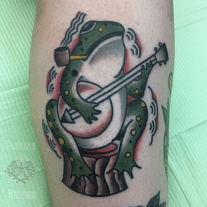 Banjo frog 🐸 #tattoo #tattoos #traditional #traditionaltattoo #traditionaltattoos #boldwillhold #brightandbold #girlswithtattoos #tattooart #tattooartist #tattooing #socal #losangeles #pasadena #california #besttattoos #Tattoodo 