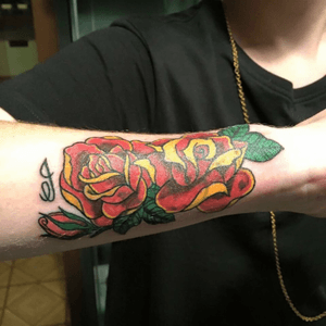 Third tattoo before going to Germany.Dedicated to my #mother #rose #roses #oldschool #oldschooltattoo #oldschoolroses Tattoo artist CINZIA BIGONI on facebook