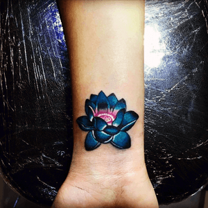 I love this blue and punk together. Looks great #lotus #flower #blueflower #wrist 