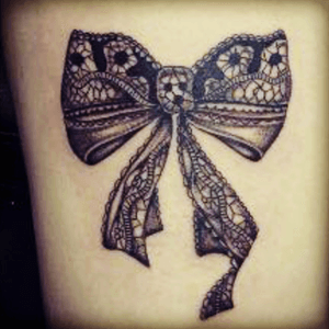 I'd love a bow underneath the flowers i already have just above my knee #megandreamtattoo 
