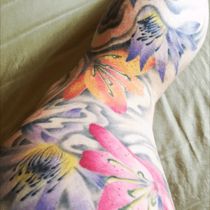 Whole leg, section behind the knee. Watercolour flowers by Gary Wiedenhof of Inkredible Kreations, Perth, Scotland. #watercolour #watercolourflowers #floral #floraltattoo #legpiece #legtattoo #garywiedenhof #inkrediblekreations #flowers 