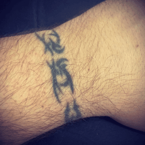 First tattoo: 1995! #blackwork #tribal #oldschool #wristtattoo 