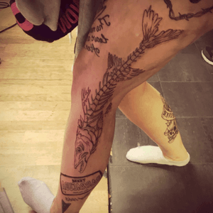 This one is just after the ink session sorry for the dark picture tryied to lighten with a filter without ruining the tattoo itself. #skeletontattoo #skeleton #barracuda #fishtattoo 