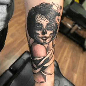 Day of the dead pinup girl coming out of a rose for Myles from a few weeks back. #lewishazlewood #lewishazlewoodtattoo #staganddaggertattoo #somerset #uk #blackandgrey #blackandgreytattoo #blackandgray #blackandgraytattoo #bng #bngtattoo #neotraditional #neotraditionaltattoo #dayofthedead #dayofthedeadtattoo #dayofthedeadgirl #dayofthedeadgirltattoo #dod #dotd #dotdtattoo 