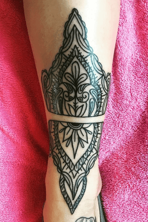 Mehndi Design on my left leg #tattoo #legtattoo #shintattoo #mehnditattoo  Done by Emma Arietti at Rivergate Tattoo in Luton, Bedfordshire, UK