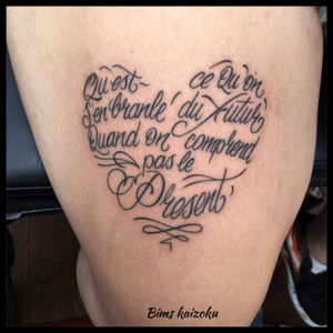 Qu'est ce qu'on s'en branle du futur quand on comprend pas le PRESENT!!!! Punsline @orelsan #bims #bimskaizoku #bimstattoo #orelsan #paris #paname #paristattoo #coeur #heart #hearttattoo #coeurtattoo #bimsstyle #letters #lettering #letteringtattoo #inked #ink #inkedgirl #tatouage #tatouages #tatoueur #tattoo #tattooist #tattoos #tattooideas #tattoostyle #tattooart #tattoolove #raveninktattooclub 