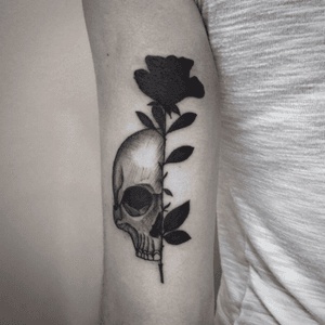 Skull #skull #halfskull #rose #blackrose 