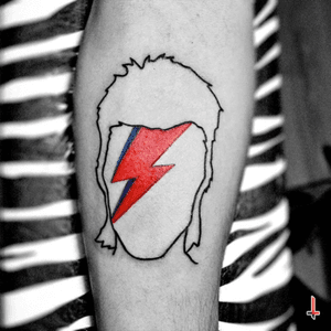 Nº282 #tattoo #tatuaje #ink #inked #davidbowie #bowie #bowietattoo #silhouette #ziggystardust #thunder #redthunder #rockstar #extraterrestrial #glam #starman #eternalink #bylazlodasilva