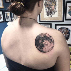 ⚡️ @laurianeipsum is flying to the moon 😁🌒🔮💜⚡️ - bon dimanche à tous 😽- - et toi, #tuveuxdutattoo ?- #tattoo #tattooed #tatouage #tatouages #ink #inked #art #lunderskin #lamaisonclosetatouage #paris #16eme #moon #moontattoo #lunes #lune #blackandgreytattoo #blackandwhite #shoulder #flyingtothemoon #space