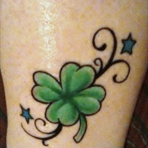 My 5th tattoo done in 2010. Located on the outside of my right leg, just above the ankle. #fourleafclover #goodluck #filigree 