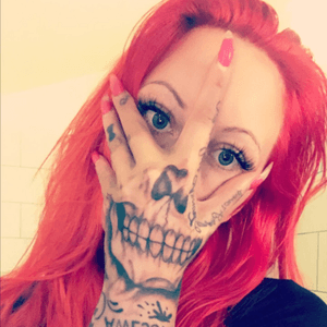 My 6 year old desire to ink a skull on my hand turned in to a half mask-skull and Im loving it 😍 I will be a tattooed old lady with hundred of skulls inked on my body and almost nothing else 😂👌🏻 I love them, Adore them and are Fascinated  by them 😍  💀☠️💀 #skull #skulltattoo #handtattoo #hand #mask #masktattoo #new #ink 