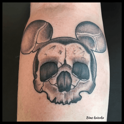 Dessin original de mon bro @yomeone fait par moi même @bimskaizoku sur un client 🤘🗡 #bims #bimskaizoku #bimstattoo #yome #binome #mickey #mickeymouse #disney #deathmickey #mickeyskull #badmickey #tatouage #paris #paname #paristattoo #blackworkerssubmission #blackworkers #blxcktattoo #blacktattoo #blackandgrey #disney #love #hate #tattrx #tattoo #tattooer #tattoodo #tattoostyle #tattoocommunity 