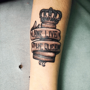 Long live the queen! En honor a mi abuela, tattoo realizado por Crispin Vegas en Familia Crew vegas 💕 #queen #chesspiece 