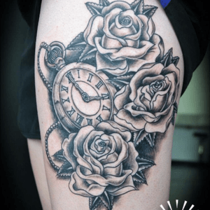 Absolutely beautiful pocketwatch decorated with roses tattoo #roses #time #pocketwatch 