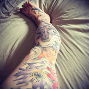 It's not easy trying to get a shot of your whole leg, with a phone, on your own! Watercolour flower leg piece by Gary Wiedenhof of Inkredible Kreations, Perth, Scotland. #watercolour #watercolourflowers #floraltattoo #legtattoo #flowers #inkrediblekreations #garywiedenhof 