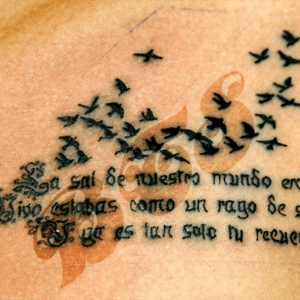 Text tattoo on the left collarbone!#texttattoo #losingalovedone #birdsLa sal de nuestro mundo eras,Vivo estabas como un rayo de solo Y ya es tan solo tu recuerdo...