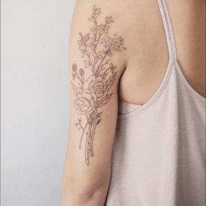 I'm completely in love with this 😍 #wildflowertattoo #armtattoo #flowers #pretty #simple #elegant #lovely #wildflower 