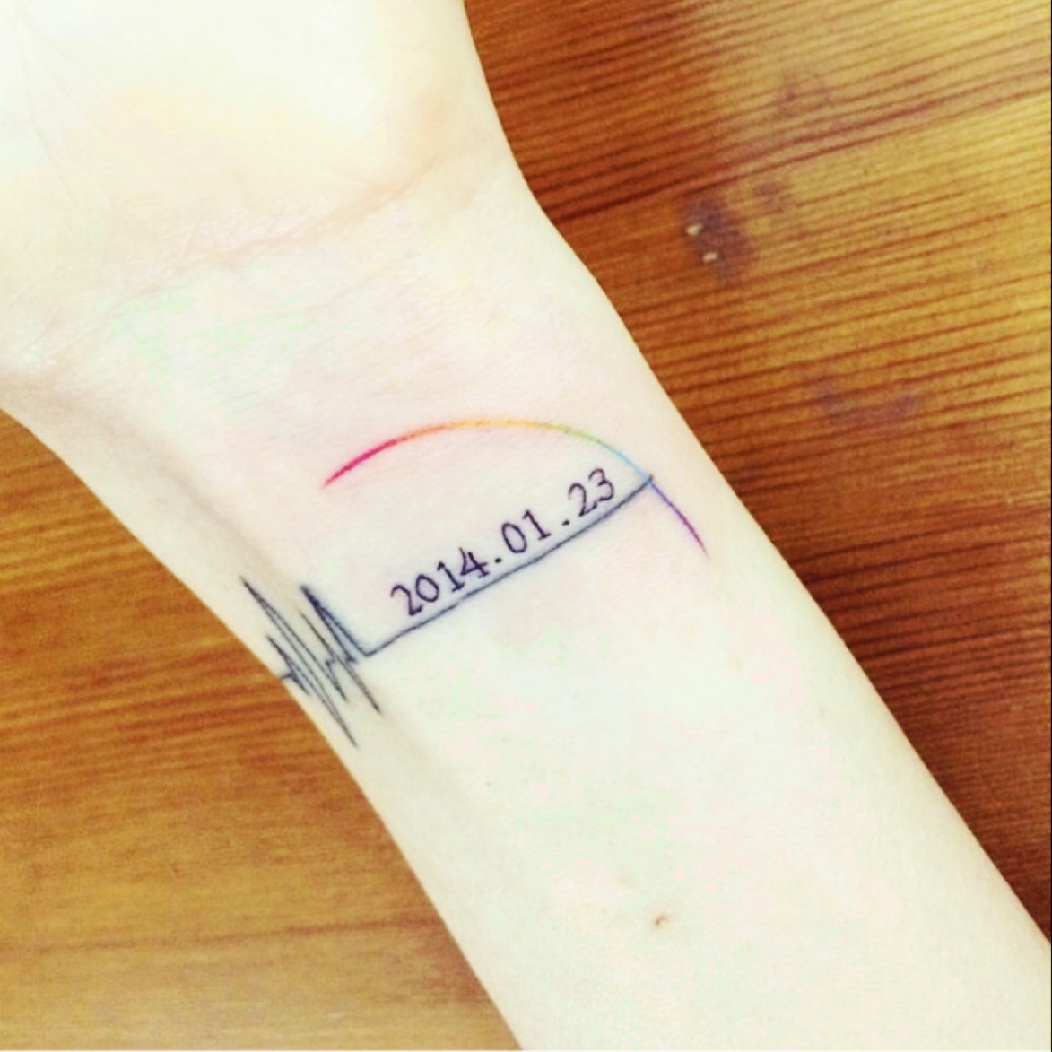Tatouage Battement De Coeur Avec Date Tattoo uploaded by lys tattoo • Tatouage haut du dos femme battements de  coeur électrocardiogramme ligne noir et coeur en dotwork rose, date by lys  tattoo votre tatoueur à Gradignan proche de