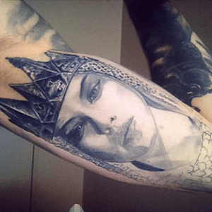 One more session to go #realism #queen #blackandgrey #crown #eyes #woman #inprogress 