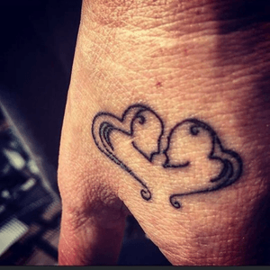 #tattoo #handtattoo #love #loveislove #kiss #lgbt #tatuaggio #mano #giulsinkart 
