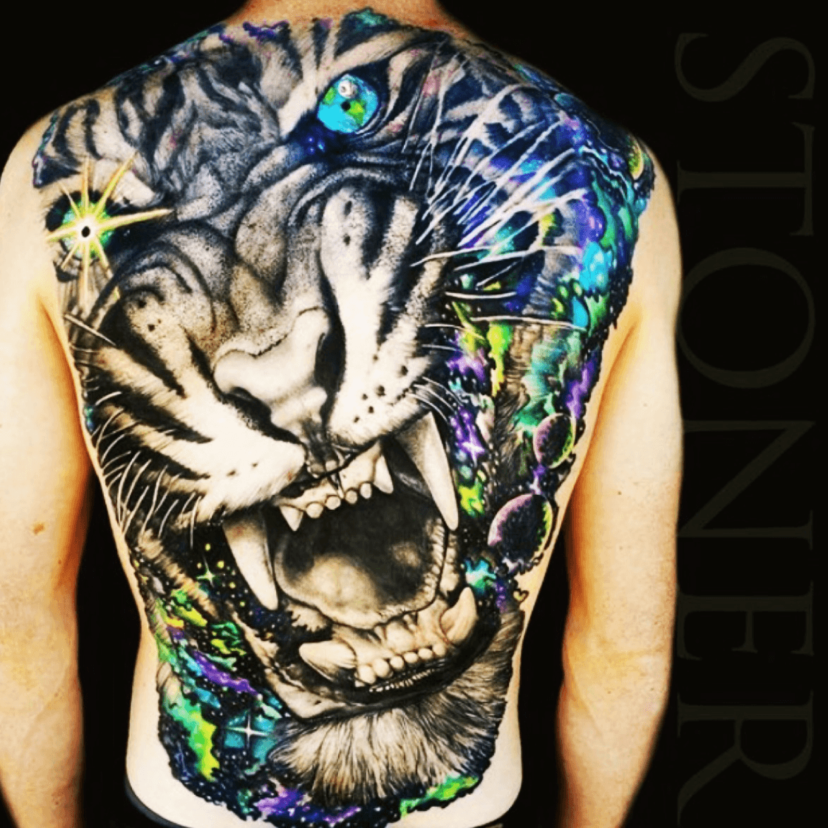 Крутые цветные тату на всю спину тигр