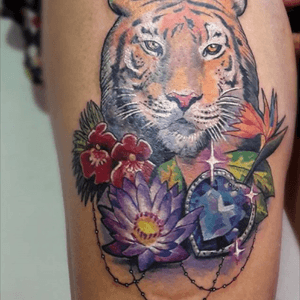 Tattoo uploaded by Dianys • #tigertattoo #tiger #tigre #flores #flowers # lotus #lotustattoo #lotusflower #flordeloto #loto #orquidea #orquideatattoo  #avedelparaiso #gema #tattoogema #zafiroazul #zafiro #zafirotatto #jungle  #jungletattoo #joyas • Tattoodo