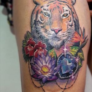 #tigre #flowers #zafiro #azul #jwels #loto #flowerlotto #orquidea #orquideatattoo #avedelparaiso #precious #gema#tigertattoo My leg 