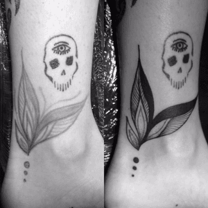 Free hand next to the first one I ever made 💕💀 #freehand #freehandtattoo #blackwork #blackworkers #blacktattooart #fedetortilla #tattooingmyself