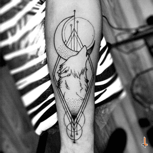 Nº339 #tattoo #ink #inked #wolf #wolftattoo #moon #howling #geometric #geometry #geometricaltattoo #lines #dotwork #circle #triangle #silhouette #blackwork #blackink #eternalink #bylazlodasilva