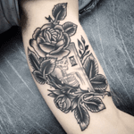 Done on my buddy Eoin #traditional #tattoo #rose #card #skull #saschi #dublin #tattoo #tattoodo #rose #daniellerosetattoo 