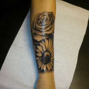 Flower tattoo i done #ink#inks#inked#inkedup#inksling#tat#tats#tattoo#tattooist#tattooer#follow#like#flowertattoo#blackandgrey 