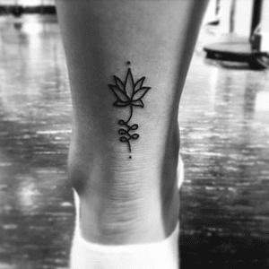 Small lotus#lotus #lotustattoo #lotusflower #tattooapprentice #linework 