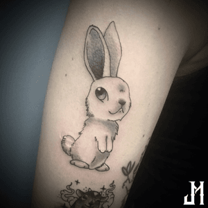 Baby Bunny • #bunny #bunnytattoo #babybunny #rabbit #rabbittattoo #babyrabbit #coelho #coelhotattoo #cutetattoo #cuteanimals #fluffy #pretoecinza #blackandgreytattoo #blackandgrey #tattoo #tatuagem #tatuagemfeminina #tatuagemdelicada 
