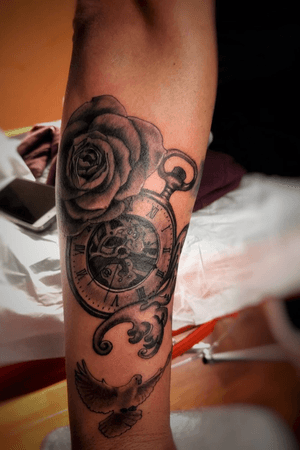 Rosa reloj #realism #blackandgrey #blackandgreytattoo #realismtattoo #rose #watch 