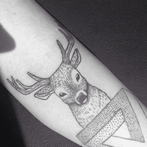 Deer #tattoo #line #linework #deer #blacktattoo #deertattoo #ink #untalcarlos 