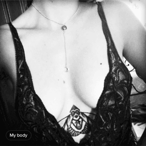 # #tattoo #underboobstattoo #underboobs #bees #tattooedlady #loveit #shades #dots #dotwork #dotworktattoo #blackandgrey #kiss #inkedgirl 