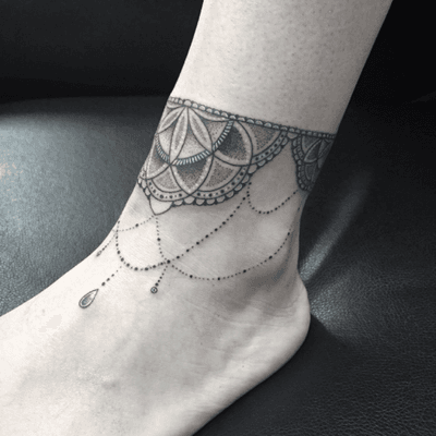 #bracelet #bracelettattoo #braceletmandala #ankletattoo #bijoux #bijouxtattoo #jewelry #jewelrytattoo #dot #dots #dotworktattoo #dottattoo #petitspoints #tattoo #tatouage #girltattoo #welove #tattoodo #stippletattoo #stippling #blackandgrey #blackandgreytattoo #blackandwhite #blackandwhitetattoo #lespetitspointsdefanny #tattoolausanne 