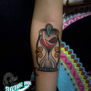 #traditionaltattoo #oldschooltattoo #pinup #girl #electricink #oldschoolflash #traditionalflash #tattooflash #