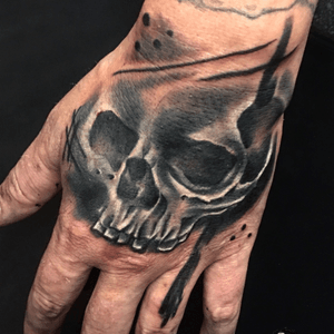 Had fun with this little custom skull for Craig. A little cover up too on his wedding finger.....thanx matey. ✌🏻 Proudly sponsored by @tattoolandsupplies #teamtattooland #tattoolanduk #tattoos #tattoo  @worldfamousinks #ukartist  @hustlebutterdeluxe @totaltattoo #creativechaos #ladytattoers  #phoenixbodyart #willenhall #clairebraziertattoo #skulltattoo #handtattoo