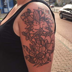 Birds and flowers! 1rst session, linework. Next session color! #linework  #birdtattoo #flowertattoo  #tattooapprentice #upperarm #tattoo #RoelOoms #Holland #Apeldoorn #Warnsveld 