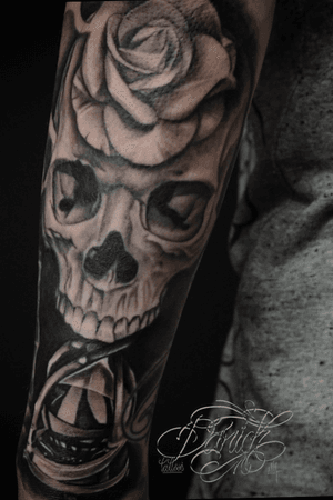 Skull rose and sandglasses ... darick-tattoos.com. #skulltattoo #skull #tattoo #tattooartist #rose #sandglasses #blackandgrey #ink #tattooart #le33artstudio #daricktattoos #paris #france #realism #tatoueurparis #tatouagefrance 