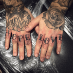 ⚡️ Les nouvelles mains de @nico.95800 😊⚡️ - et toi, #tuveuxdutattoo ?- #tattoo #tattoos #tatouage #tatouages #ink #inked #art #lunderskin #lamaisonclosetatouage #paris #16eme #love #hope #hand #tattooedhands #fingers #fingertattoo #tattooedfingers #rose #staystrong #oldschool #oldschooltattoo #oldschoollettering #lettering #letters
