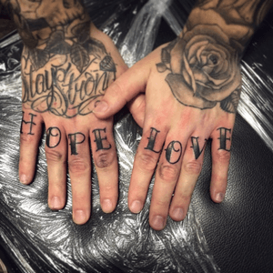 ⚡️ Les nouvelles mains de @nico.95800 😊⚡️- et toi, #tuveuxdutattoo ?-#tattoo #tattoos #tatouage #tatouages #ink #inked #art #lunderskin #lamaisonclosetatouage #paris #16eme #love #hope #hand #tattooedhands #fingers #fingertattoo #tattooedfingers #rose #staystrong #oldschool #oldschooltattoo #oldschoollettering #lettering #letters