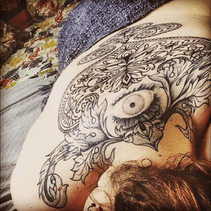 Tattoo by Koré Sanzoku (not the eye)  #peaceful #backpiece #ornamental #acanthusleaves #eye #mendhi