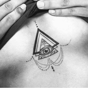 Got an eye between your boobs#sternumtattoo #eyetattoo #decorative #blackwork #tattoofoegirls #underboobtattoo #geometric 